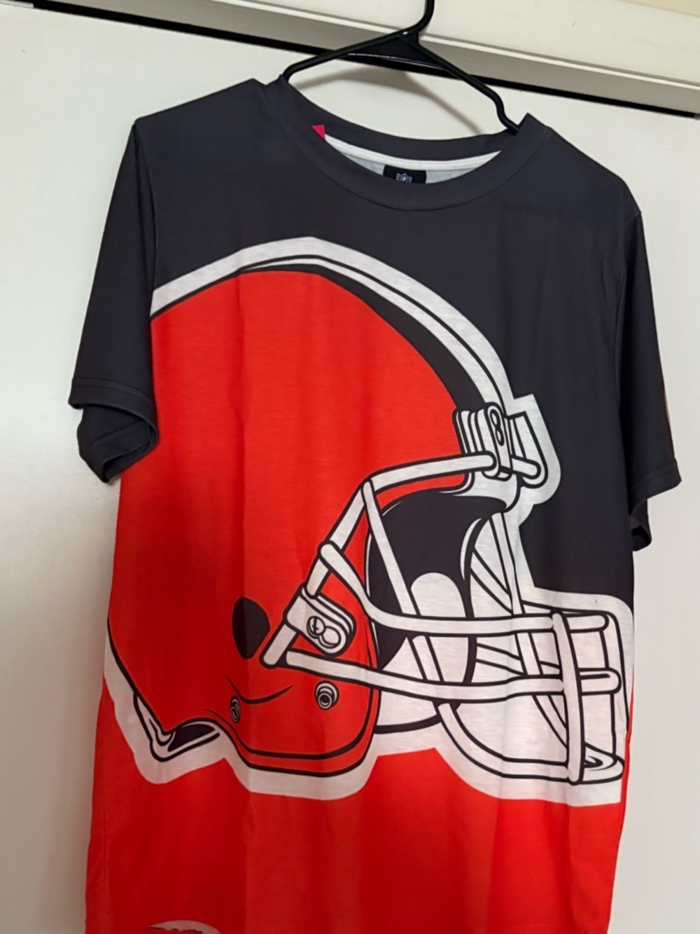 NWT-Medium Cleveland Browns
Men's Brown & Orange Football Graphic Tee - Picture 4 of 9